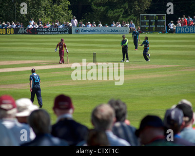 Guardare il cricket a Arundel,West Sussex in una giornata di sole. Foto Stock