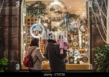 Shopping per tutta la famiglia, negozio di orologi, Natale, Strasburgo, Alsazia, Francia, Europa Foto Stock