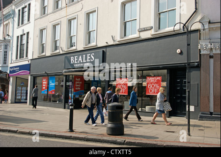 Beales rivenditore department store con una vendita su Worthing West Sussex Regno Unito ora chiusura Foto Stock