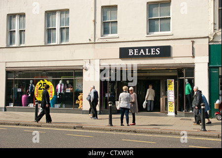 Beales rivenditore department store con una vendita su Worthing West Sussex Regno Unito ora chiusura Foto Stock