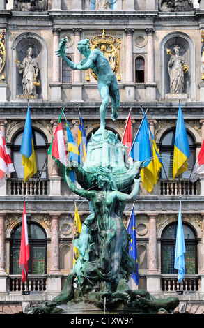 Anversa / Anversa, Belgio. Fontana di Brabo (1887: Jef Lambeaux) su Grote Markt - municipio (Stadhuis) dietro Foto Stock