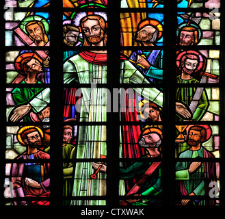 Aalst, Belgio. Sint Martinuskerk / St Martin's chiesa (1480-1638) le vetrate colorate. Gesù e i suoi discepoli Foto Stock