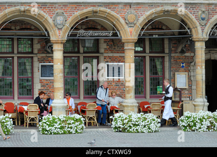 Aalst, Belgio. Ristorante sotto le arcate del Vleeshuis (1748) Foto Stock