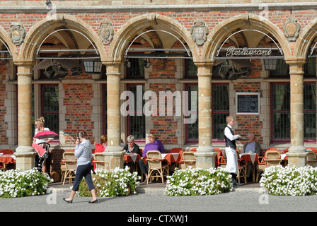 Aalst, Belgio. Ristorante sotto le arcate del Vleeshuis (1748) Foto Stock