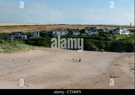 La gente sulla spiaggia e case a Porthcothan Bay North Cornwall Regno Unito Foto Stock