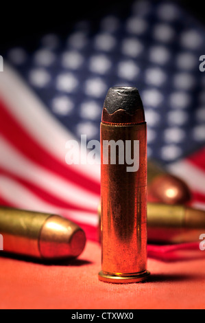 Merce non sbarcata tornate da pistole con una bandiera americana. Foto Stock