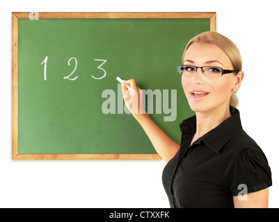 Giovane insegnante la scrittura dei numeri sulla lavagna, isolato su sfondo bianco, immagine concettuale dell'istruzione Foto Stock