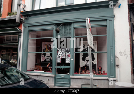 Negozio di fronte di una strana shop con bambole trafitto e teste di bambole sul display nella vetrina del negozio di Tournai, Hainaut, Belgio. Foto Stock