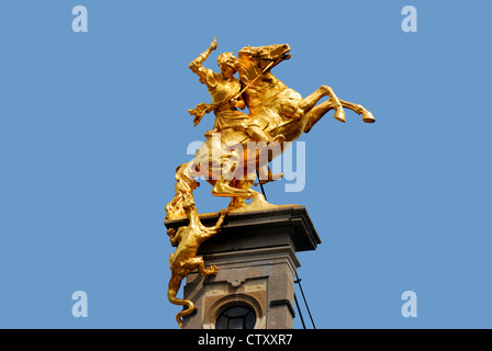 Antwerp / Antwerpen, Belgio. Statua di San Giorgio e il Drago sul tetto di un edificio in Grote Markt Foto Stock