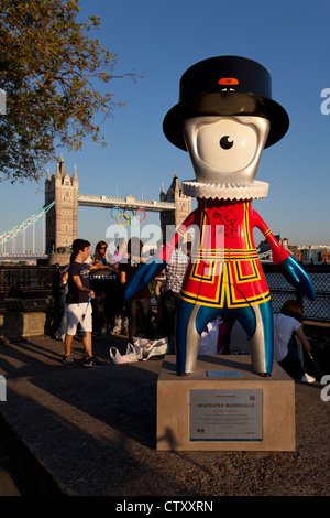 Beefeater Mandeville una delle mascotte ufficiale per il 2012 Olimpiadi di estate presso la Torre di Londra, Regno Unito. Foto Stock