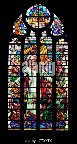 Aalst, Belgio. Sint Martinuskerk / St Martin's chiesa (1480-1638) le vetrate colorate. Gesù e i suoi discepoli. Foto Stock