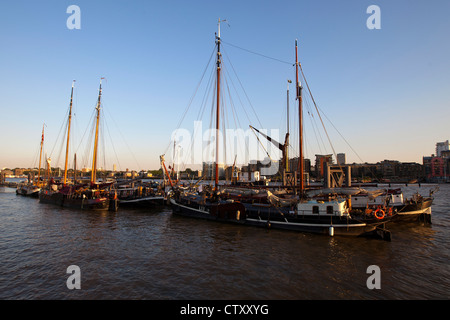 Posti barca off Hermitage Wharf, Wapping High Street, London E1 Foto Stock