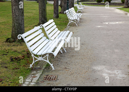 Banchi di bianco nel parco lungo il percorso Foto Stock