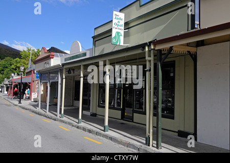 Una fila di negozi di legno a Buckingham Street è la storica città mineraria d'oro di Arrowtown a Otago, Nuova Zelanda. Arrowtown ha preso il nome dal Foto Stock