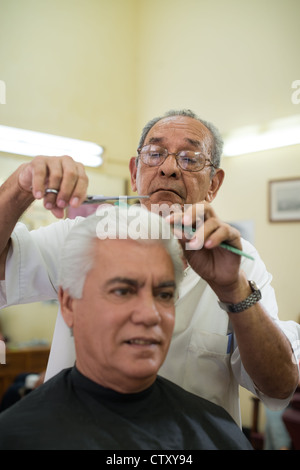 Active pensionati anziani, uomo di ottenere un taglio di capelli da un barbiere senior in Old fashion barbiere. Spazio di copia Foto Stock