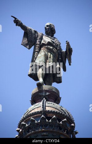 Città di Barcellona, Spagna. Il Rafael Atché sculted Christopher Columbus sulla sommità del monumento di Colombo a Placa del Colom. Foto Stock