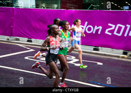 Olympic femminile alla maratona, portando pack incluso vincitore Galana Tiki di Etiopia, Londra, Regno Unito, 2012. Foto Stock