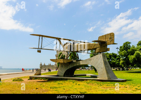 Una full size monumento del Fairey III-D idrovolante per commemorare il primo volo attraverso il Sud Atlantico, Belém, Lisbona Foto Stock