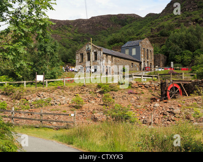 Rame rocce colorate da Sygun miniera di rame Centro Visitatori nel Parco Nazionale di Snowdonia vicino Beddgelert, Gwynedd, Galles del Nord, Regno Unito Foto Stock