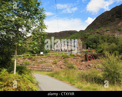 Rame rocce colorate da Sygun miniera di rame Centro Visitatori nel Parco Nazionale di Snowdonia vicino Beddgelert, Gwynedd, Galles del Nord, Regno Unito Foto Stock