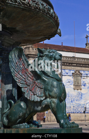 Fontana e ceramiche della Igreja de Santo Ildefonso la chiesa di Porto. Oporto, Porto, Portogallo, Sud Europa, UE Foto Stock