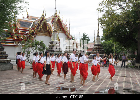 Gruppo di ballerini tailandese al Wat Pho tempio a Bangkok Foto Stock