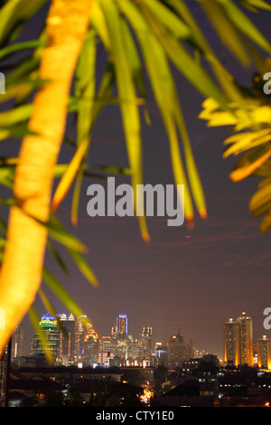 Vista notturna su Giacarta, alta skyrise edifici per uffici di Jakarta, Indonesia Foto Stock