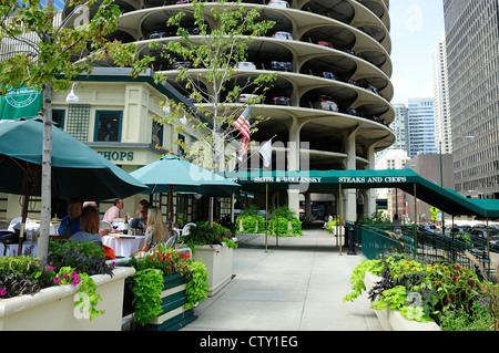 Chicago steakhouse Smith e Wollensky con Marina Towers in background. Foto Stock