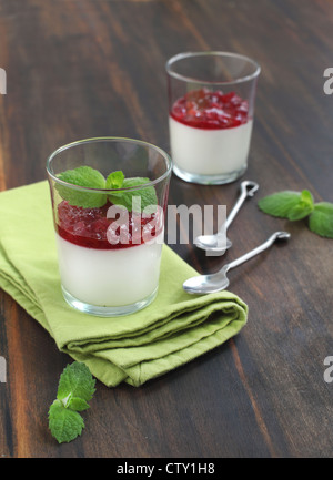 Latte jella con salsa di mirtilli Foto Stock
