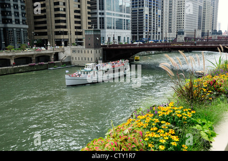 Chicago Architectural tour in barca caricata con i turisti in crociera sul fiume Chicago. Foto Stock