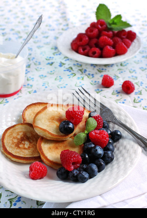 Frittelle con frutti di bosco e panna montata Foto Stock