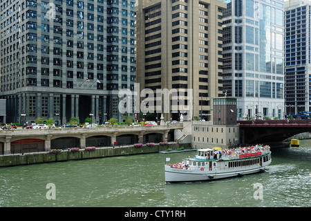 Chicago Architectural tour in barca caricata con i turisti in crociera sul fiume Chicago. Foto Stock