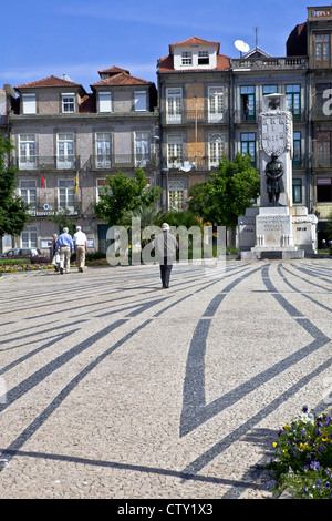 Quadrato con marciapiedi e vecchie case tipiche in Porto, Oporto, Portogallo, Sud Europa, UE Foto Stock