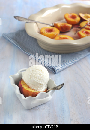 Pesche al forno e gelato alla vaniglia Foto Stock