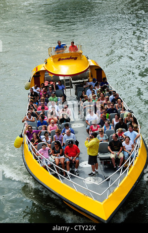 Chicago architectural tour in barca caricata con i turisti in crociera sul fiume Chicago. Foto Stock