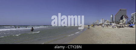 Spiaggia mediterranea in scena a Tel Aviv, Israele Foto Stock