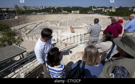 I turisti guardando il 50:1 scala secondo il modello del tempio presso il Museo di Israele a Gerusalemme, Israele Foto Stock