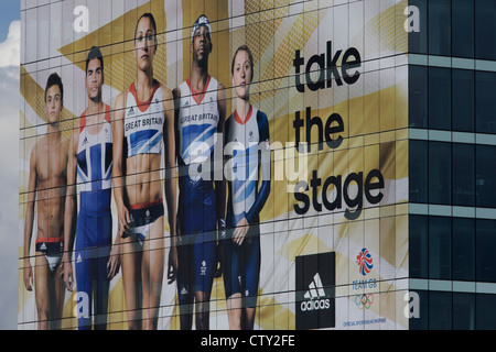 Il gigante presenza del Team GB ruolo modello di atleta eroi sul lato della loro HQ al Westfield Shopping Complex, Stratford che conduce al Parco Olimpico durante le Olimpiadi di Londra 2012, la trentesima Olimpiade. L'annuncio è per calzature sportive marca Adidas e loro "prendere la fase " campagna. Le facce includono subacqueo Tom Daley, ginnasta Louis Smith, triple ponticello Phillips Idowu e il Darling britannica di atletica leggera, heptathlete medaglia d'oro Jessica Ennis Foto Stock