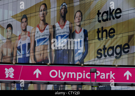 Il gigante presenza del Team GB ruolo modello di atleta eroi sul lato della loro HQ al Westfield Shopping Complex, Stratford che conduce al Parco Olimpico durante le Olimpiadi di Londra 2012, la trentesima Olimpiade. L'annuncio è per calzature sportive marca Adidas e loro "prendere la fase " campagna. Le facce includono subacqueo Tom Daley, ginnasta Louis Smith, triple ponticello Phillips Idowu e il Darling britannica di atletica leggera, heptathlete medaglia d'oro Jessica Ennis Foto Stock