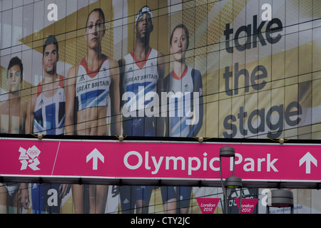 Il gigante presenza del Team GB ruolo modello di atleta eroi sul lato della loro HQ al Westfield Shopping Complex, Stratford che conduce al Parco Olimpico durante le Olimpiadi di Londra 2012, la trentesima Olimpiade. L'annuncio è per calzature sportive marca Adidas e loro "prendere la fase " campagna. Le facce includono subacqueo Tom Daley, ginnasta Louis Smith, triple ponticello Phillips Idowu e il Darling britannica di atletica leggera, heptathlete gold medallist Jessica Ennis Foto Stock