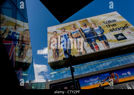 Il gigante presenza del Team GB ruolo modello di atleta eroi sul lato della loro HQ al Westfield Shopping Complex, Stratford che conduce al Parco Olimpico durante le Olimpiadi di Londra 2012, la trentesima Olimpiade. Gli annunci sono per i visti e per calzature sportive marca Adidas e loro "prendere la fase " campagna, compresi subacqueo Tom Daley, ginnasta Louis Smith e il Darling britannica di atletica leggera, heptathlete gold medallist Jessica Ennis. Foto Stock