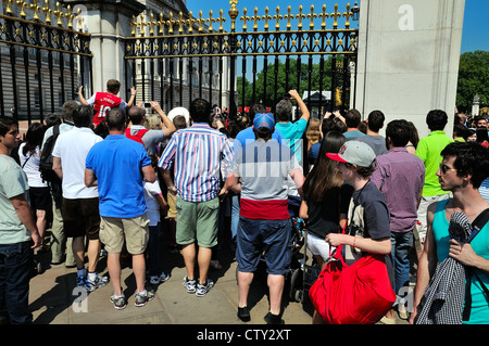 La folla di turisti fuori Buckingham Palace di Londra Foto Stock