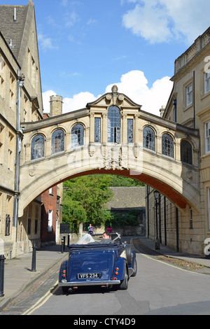 Sposi dal Ponte dei Sospiri (Hertford Bridge), New College Lane, Oxford, Oxfordshire, England, Regno Unito Foto Stock