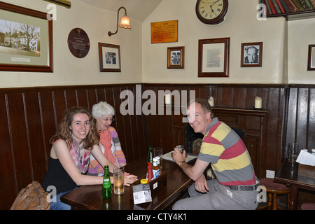 Interno del XVII secolo e Eagle pub bambino, Saint Giles", Oxford, Oxfordshire, England, Regno Unito Foto Stock