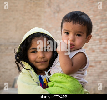 Ragazza con toddler Istaravshan, Tagikistan Foto Stock