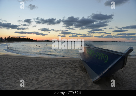 Barca da pesca nella città di Tofo, Mozambico Foto Stock