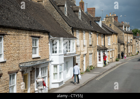 Fila di cottages, Market Street, Chipping Norton, Oxfordshire, England, Regno Unito Foto Stock