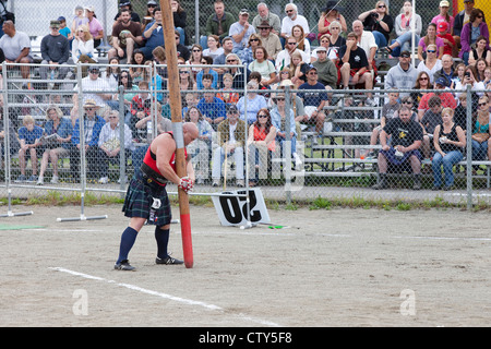 Il Caber Toss evento presso la 66annuale di Pacific Northwest Scottish Highland Games e raccolta del Clan - Enumclaw, Washington. Foto Stock