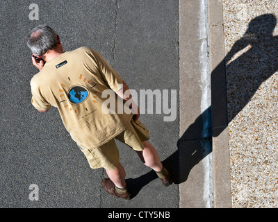 L'uomo (da sopra) parlando sul telefono portatile - Francia. Foto Stock