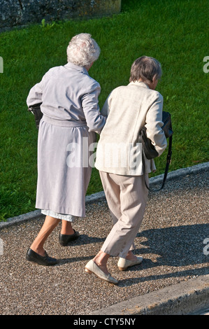 Vista aerea di due donne camminando lungo il marciapiede - Francia. Foto Stock